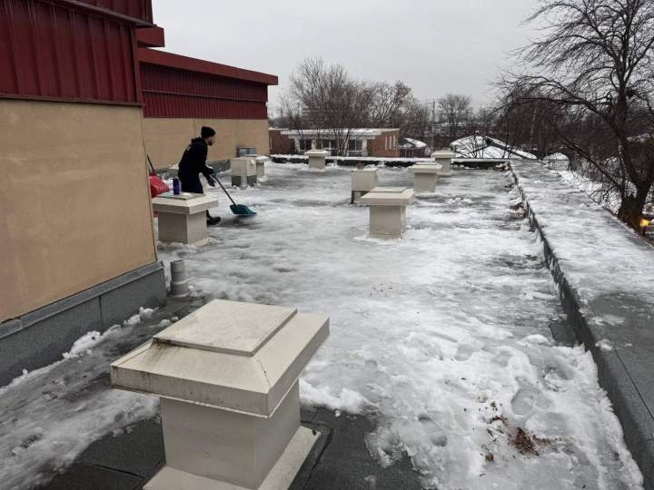 Déneigement de toit plat Saint-Rémi