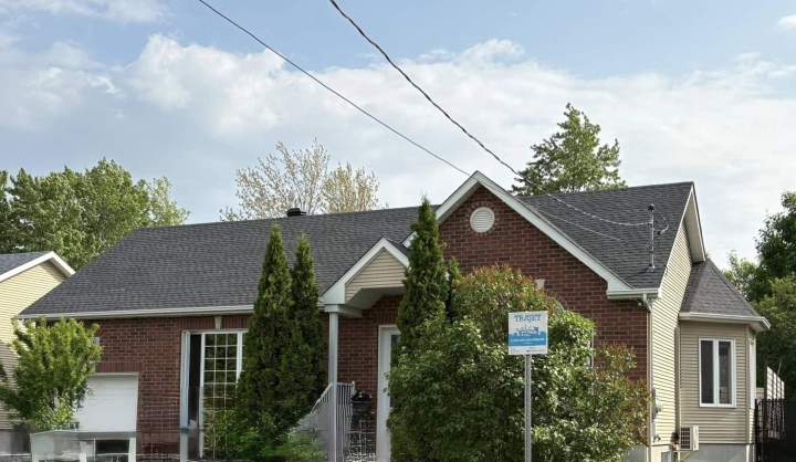 Toiture résidentielle en bardeaux d'asphalte Saint-Rémi