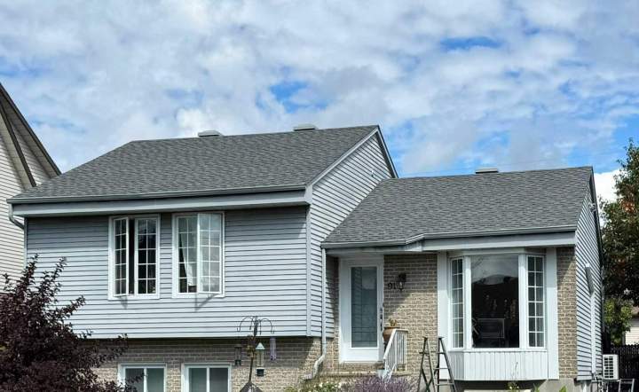 Toit résidentiel en bardeaux d'asphalte Saint-Rémi