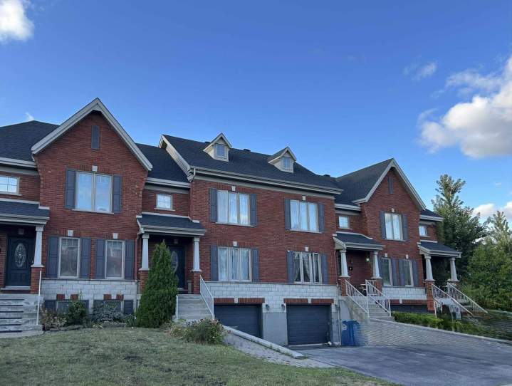 Toiture en bardeaux d'asphalte bien entretenue Saint-Rémi