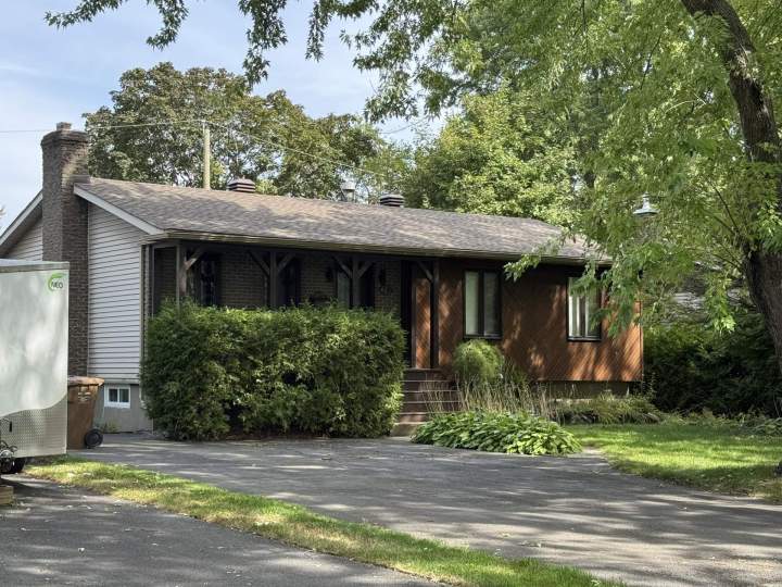 Toit revêtu de bardeaux d'asphalte Saint-Rémi