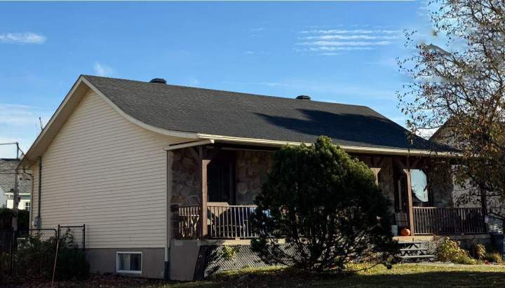 Toiture de maison en bardeaux d'asphalte Saint-Rémi